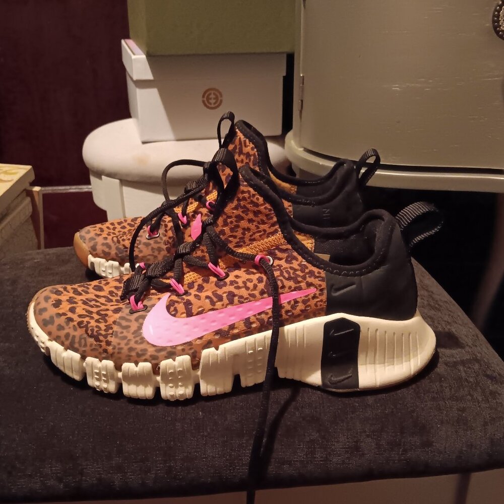 NIKE WOMENS FREE MACON 3' Leopard Print With Neon Pink nike check